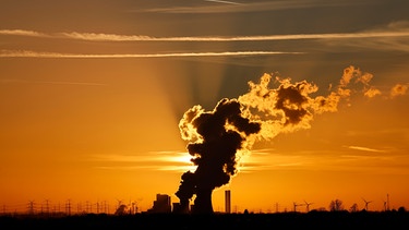 Symbolbild: Kohlekraftwerk vor Sonnenuntergang, dahinter Windräder | Bild: picture alliance / Geisler-Fotopress / Christoph Hardt