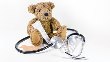 Teddybär mit Medikamenten und Stethoskop | Bild: picture alliance / Zoonar / Maren Winter