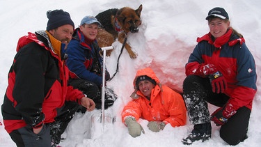 Wer wacht am Berg? / Willi Weitzel bei einer Übung der Bergwacht mit Peilgeräten und Suchhunden. | Bild: BR/megaherz gmbh