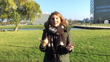 Annika Kloos vor der Uni in Wageningen  | Bild: Annika Kloos