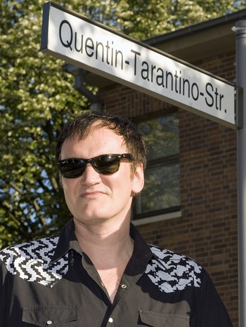 Tarantino vor seinem Straßenschild in Babelsberg  | Bild: picture-alliance/dpa