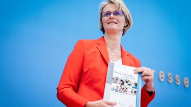 Anja Karliczek (CDU), Bundesministerin für Bildung und Forschung, stellt auf einer Pressekonferenz den nationalen Bildungsbericht "Bildung in Deutschland 2020" vor.  | Bild: picture-alliance/Kay Nietfeld/dpa