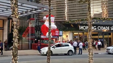 Weihnachtsmann in Sao Paulo vor einer Einkaufspassage | Bild: BR