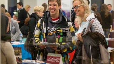 Studenten beim "International College Day" | Bild: Collegecouncil GmbH