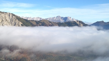Inmitten von Bergketten steckt Grenoble tief unter der Wolkendecke | Bild: Privat