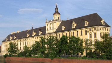 Das stattliche Hauptgebäude der Uni Breslau liegt direkt an der Oder  | Bild: © Uniwersytet Wrocławski