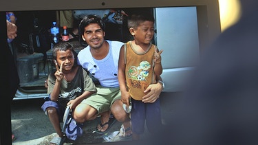 Dhan mit zwei nepalesischen Waisenkindern | Bild: BR