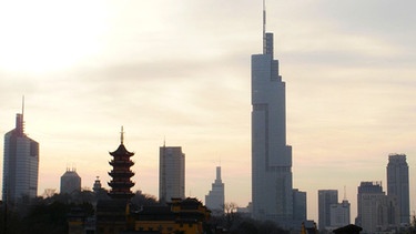 Der Zifeng-Tower ist Nanjings größtes Gebäude und ragt 450 Meter in den Himmel. | Bild: BR
