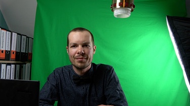 Fabian Bross, Sprachwissenschaftler an der Uni Stuttgart in seinem selbstgebauten Home-Studio  | Bild: BR