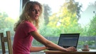 Die Wirtschaftsinformatik-Studentin Thea Heim arbeitet an ihrem Laptop | Bild: BR