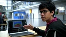 Der Informatik-Student Abu Zakaria zeigt auf seinen Laptop | Bild: BR