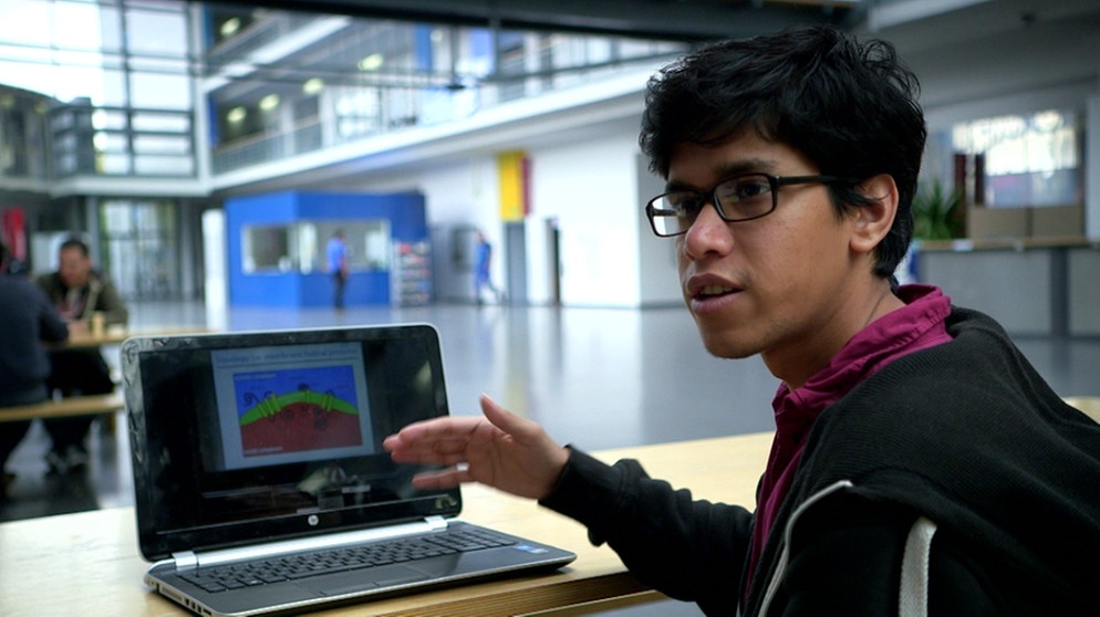 Der Informatik-Student Abu Zakaria zeigt auf seinen Laptop | Bild: BR