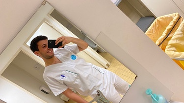Erinnerungs-Selfie von Tobias aus der Dermatologie in Grenoble | Bild: BR