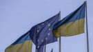Ukrainian flags lfy next to EU flags | Bild: picture alliance / AA | Metin Aktas