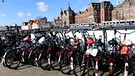 Fahrräder vor Bahnhof Amsterdam Central  | Bild: picture-alliance/dpa