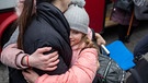 Frau umarmt Ihre Tochter am Bus, angekommen in Korczowa, Polen  | Bild: picture alliance / ZUMAPRESS.com | Simon Becker