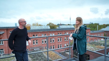 Prof. Clemens Hochreiter, Studiendekan „Game Design & Management“, Hochschule Fresenius München zusammen mit Sabine Pusch auf dem Dach der Hochschule | Bild: BR