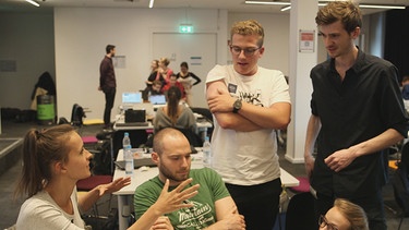 Hackathon bei Google Deutschland: Team Diffie-Hell-Yeah-Man probt den Pitch. | Bild: BR/Martin Hardung