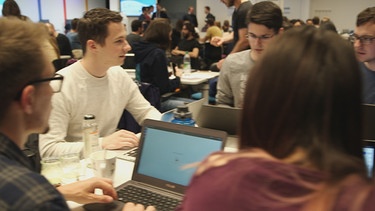 Hackathon bei Google Deutschland: Gruppe alpha-bet arbeitet an ihrer Projektidee. | Bild: BR/Martin Hardung