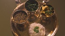 Dal Bhat zusammen mit Spinat und Hühnchen-Curry auf nepalesischem Essgeschirr | Bild: BR