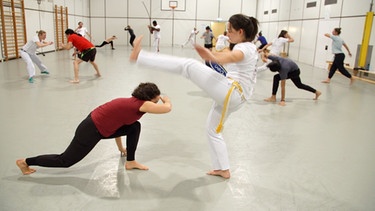 Bei Capoeira geht es nicht darum, jemanden zu treffen. | Bild: BR