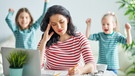 Mutter im Vordergrund mit Laptop in Meeting, im Hintergrund turnende Kinder | Bild: colourbox.com