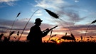 Ein Jäger läuft über ein Feld | Bild: picture-alliance/dpa