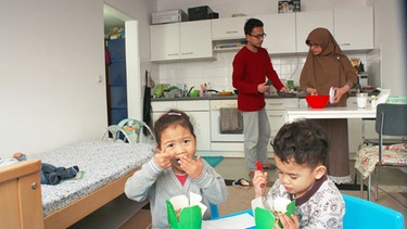 Fauziah kochend mit Familie | Bild: BR