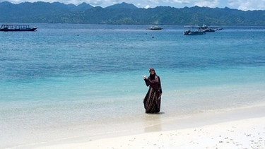 Fauziah am Strand in Indonesien  | Bild: Fauziah und Isnani Wadhani  