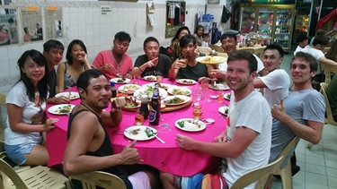 Gemeinsam mit seinen Freunden verspeist Janis den Klassiker: Nasi Lemak, ein malaysisches Reisgericht | Bild: Janis Daniel