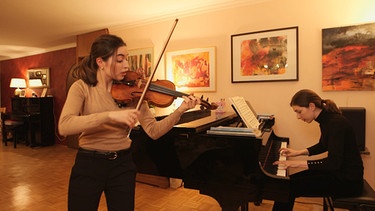 Anna Handler, Pianistin und Dirigentin, zusammen mit ihrer Schwester Laura, Violonistin | Bild: BR