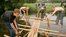 Jungs bauen ein Floß | Bild: picture-alliance/dpa