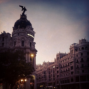 Madrid schläft nie: Das Gebäude Metropolis bei Nacht | Bild: Lisa Waldheim und Caroline Biechele 