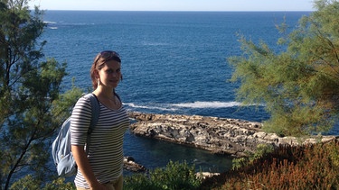 Marie-Luise auf der kleinen Felseninsel Santa Clara inmitten der Bucht von San Sebastián | Bild: Marie-Luise Domke