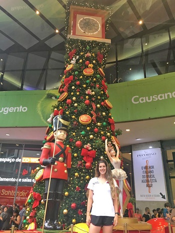 Marina, Lucas Schwetser, in Sao Paulo vor einem riesigen Weihnachtsbaum aus Plastik | Bild: BR
