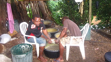Zwei Fidschianer bei der Herstellung von Kava, eine Art Grog  | Bild: Marion Sandner