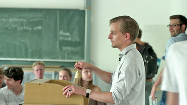 Julian, Politik-Student an derLMU München,  eröffnet die gespielte "Plenarsitzung", eine Seminarübung im Politikstudium | Bild: BR