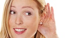 Eine Frau hört zu.
| Bild: colourbox.com