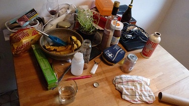 Unaufgeräumtes Chaos am Küchentisch  | Bild: BR