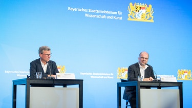 Bayerischer Wissenschaftsminister Bernd Sibler (links) mit Prof. Dr. Dirk Heckmann, Leitung des TUM Center for Digital Public Services (CDPS)  | Bild: Bayerisches Staatsministerium für Wissenschaft und Kunst