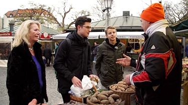 Initiatorin Annette Rudolf mit den Studenten Felix und Maxi auf dem Viktualienmarkt | Bild: BR