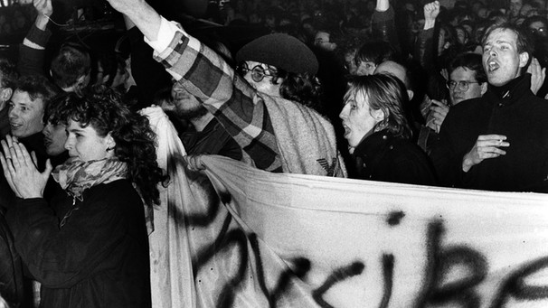 Rund 2000 Studenten protestieren 1988 mit einem Sternmarsch durch West-Berlin. Die Studenten wollten auf ihrer Ansicht nach unzumutbare Lern- und Lebensbedingungen aufmerksam machen | Bild: picture-alliance/dpa
