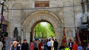 Eingang zum Großen Basar an der Nuruosmaniye Moschee vorbei | Bild: BR
