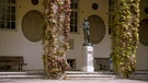 Innenhof Uni mit Denkmal | Bild: BR