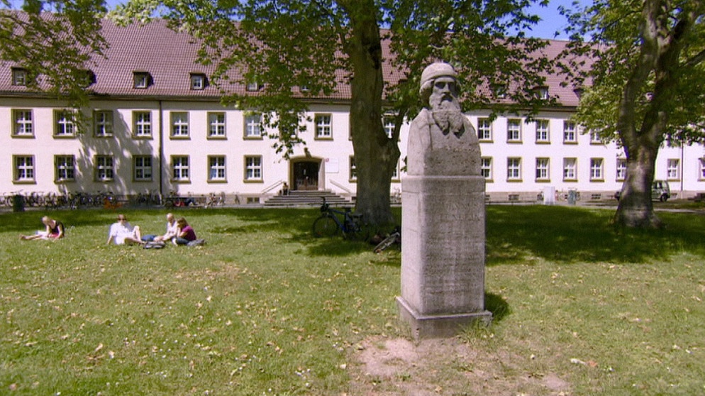 Uni außen mit Gutenberg Denkmal | Bild: BR