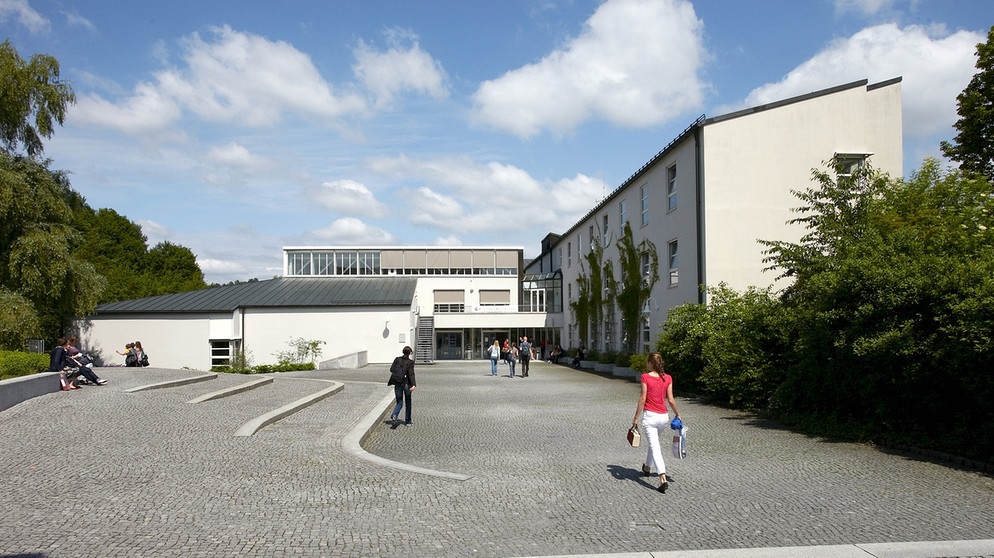 Fakultät Wirtschaftswissenschaften Vorplatz Uni Passau | Bild: Universität Passau