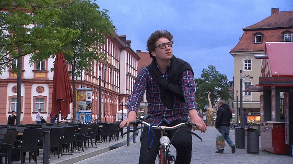 Julius mit Fahrrad in Bayreuth | Bild: BR