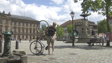 Harmen mit Fahrrad vor der FAU Erlangen-Nürnberg | Bild: BR