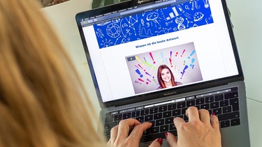 Eine Frau hat auf einem Laptop die Seite für die Online-Kurse der Virtuellen Hochschule geöffnet. Gut einen Monat nach einer Öffnung der Virtuellen Hochschule Bayern (vhb) für die breite Öffentlichkeit ist die Leitung zufrieden mit dem Start. | Bild: picture-alliance/dpa Foto: Peter Kneffel