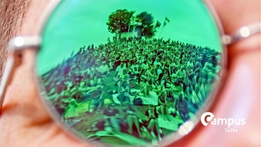 In der Sonnenbrille eines Besuchers des Open-Air-Festival «Das Fest» spiegeln sich Festivalbesucher wider.
| Bild: picture alliance/dpa | Uli Deck